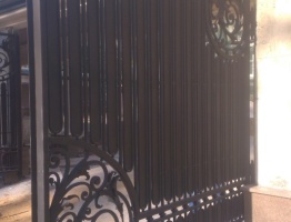 Распашные решетчатые кованные ворота с декоративными элементами