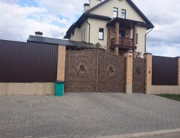 Распашные ворота с калиткой в частный дом